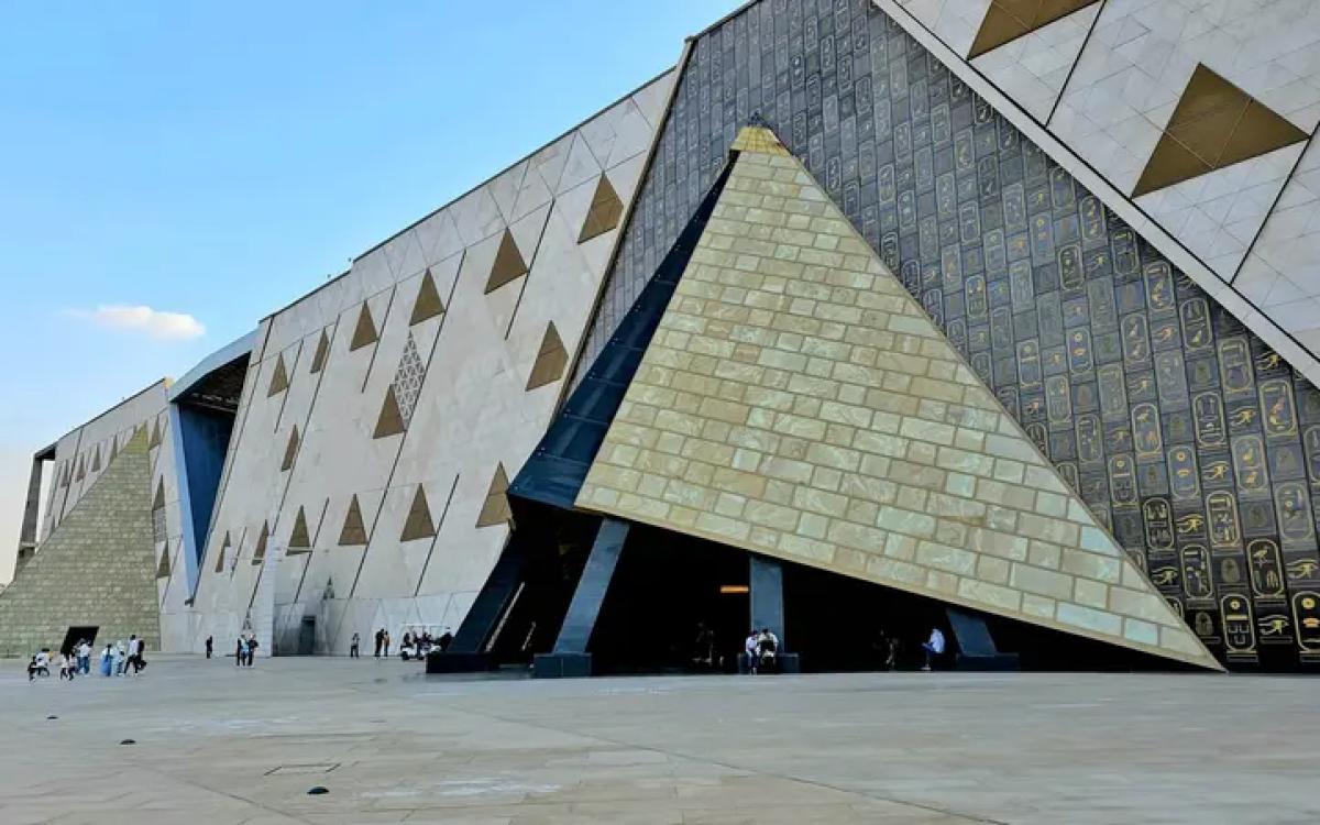 New Grand Egyptian Museum & Giza Pyramids from Hurghada by Bus